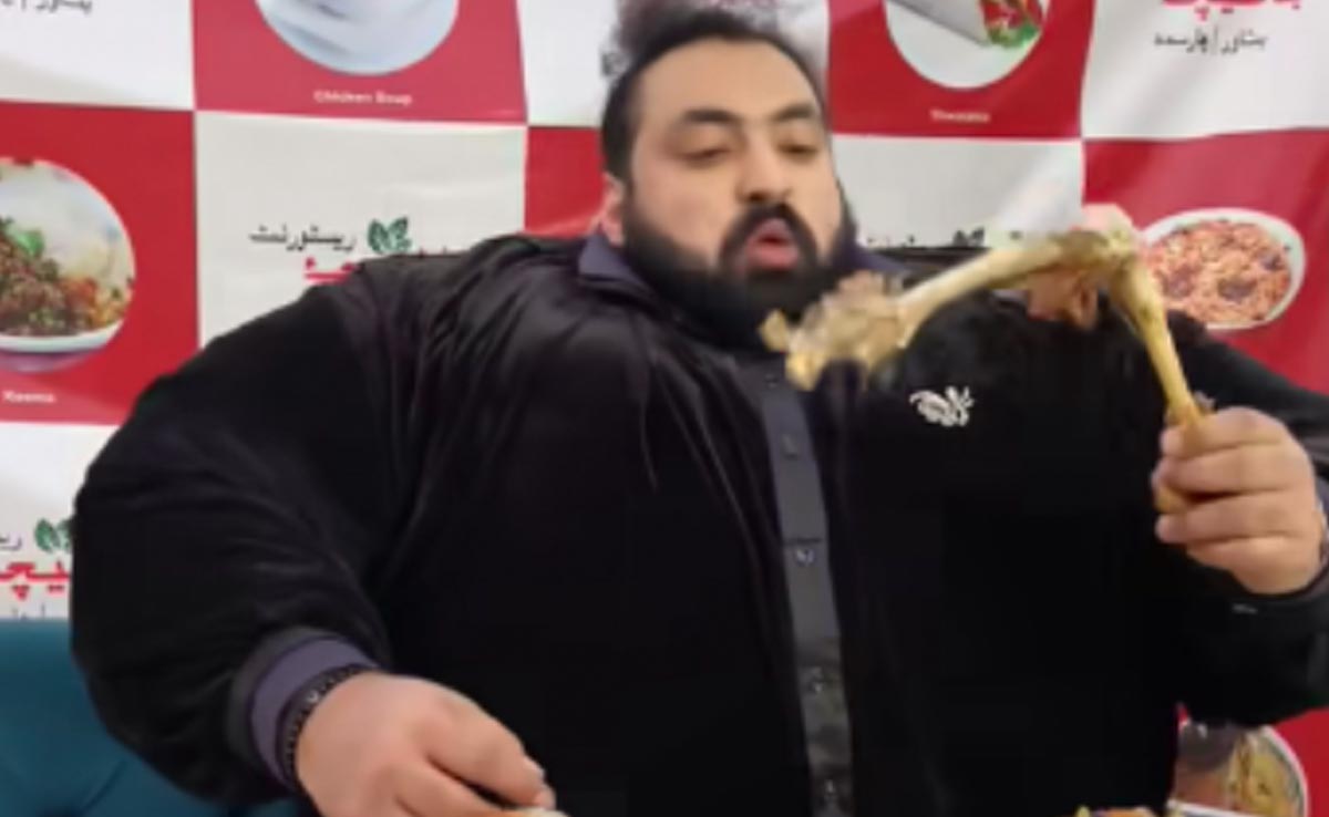 ख़ुद को सबसे शक्तिशाली शख्स समझता है पाकिस्तान का 'खान बाबा', 20 किलो मटन खाने के बाद हालत हुई ऐसी...