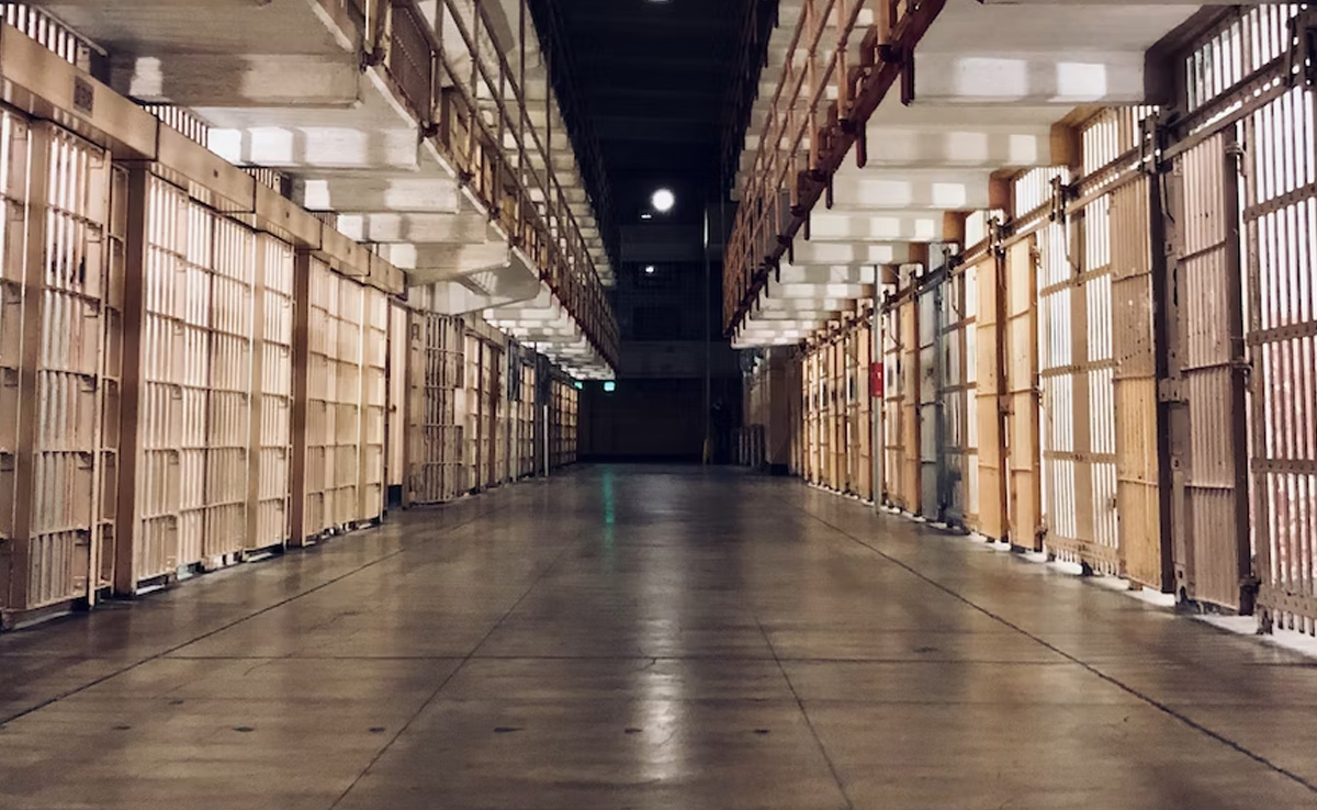 UK Prisons Full: Judges Ordered to Delay Sentencing, Criminals May Be Released Early