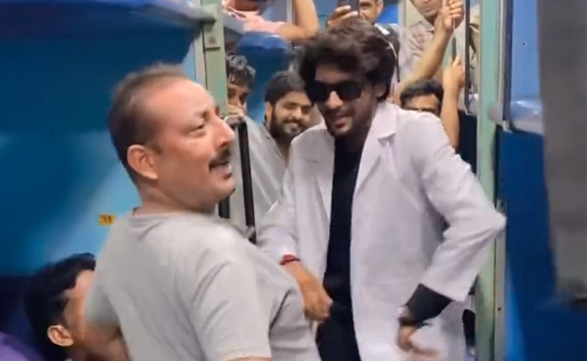 चलती ट्रेन में डांस कर रहे थे चाचा, वीडियो वायरल होने पर लोगों ने कहा- चाचा ने तो माहौल बना दिया! चलती ट्रेन में डांस कर रहे थे चाचा, वीडियो वायरल होने पर लोगों ने कहा- चाचा ने तो माहौल बना दिया!