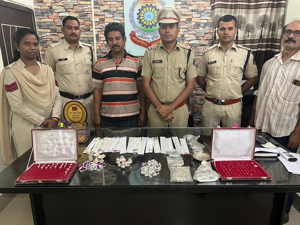 Chhattisgarh Election 2023 : कोरबा में पुलिस ने जब्त किए ₹13.56 लाख की ज्वेलरी, 10 लाख कैश भी पकड़ाए