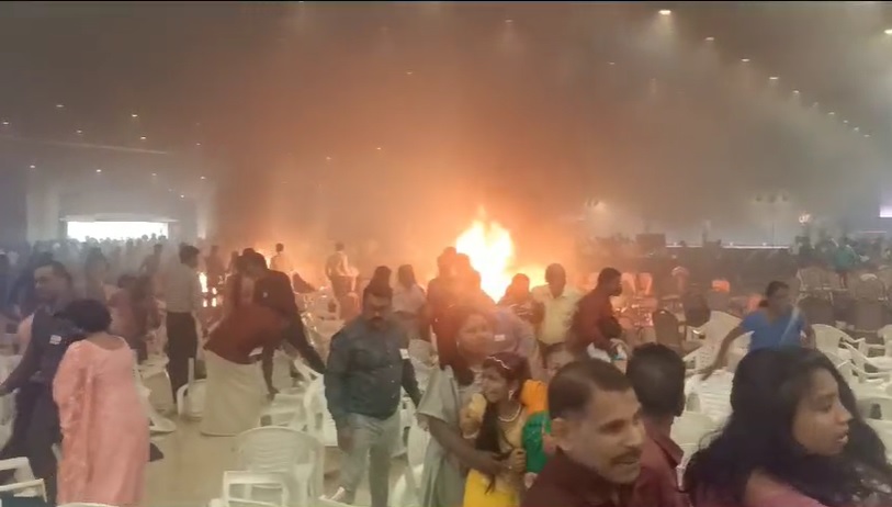 केरल सीरियल ब्लास्ट अपडेट : 2 लोगों की मौत, एक शख्स ने किया सरेंडर केरल सीरियल ब्लास्ट अपडेट : 2 लोगों की मौत, एक शख्स ने किया सरेंडर