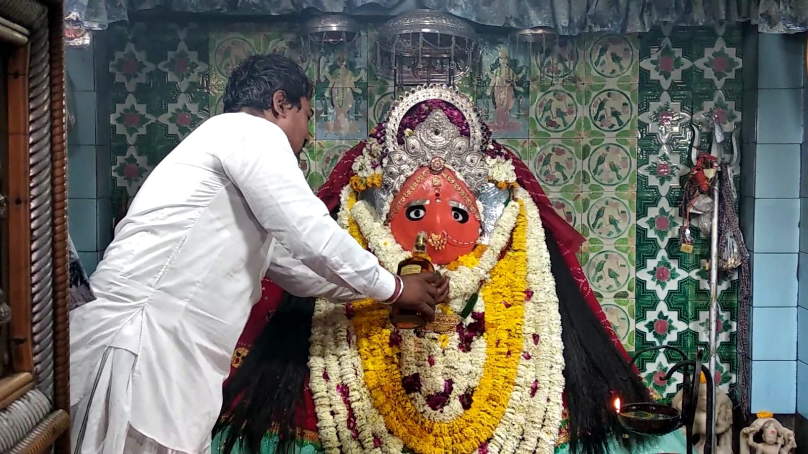 Shardiya Navratri 2023: राजस्थान के इस मंदिर में मां को लगता है शराब का भोग, पुष्प गिरा तो समझों पूरी होगी हर मन्नत