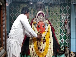 Shardiya Navratri 2023: राजस्थान के इस मंदिर में मां को लगता है शराब का भोग, पुष्प गिरा तो समझों पूरी होगी हर मन्नत Shardiya Navratri 2023: राजस्थान के इस मंदिर में मां को लगता है शराब का भोग, पुष्प गिरा तो समझों पूरी होगी हर मन्नत