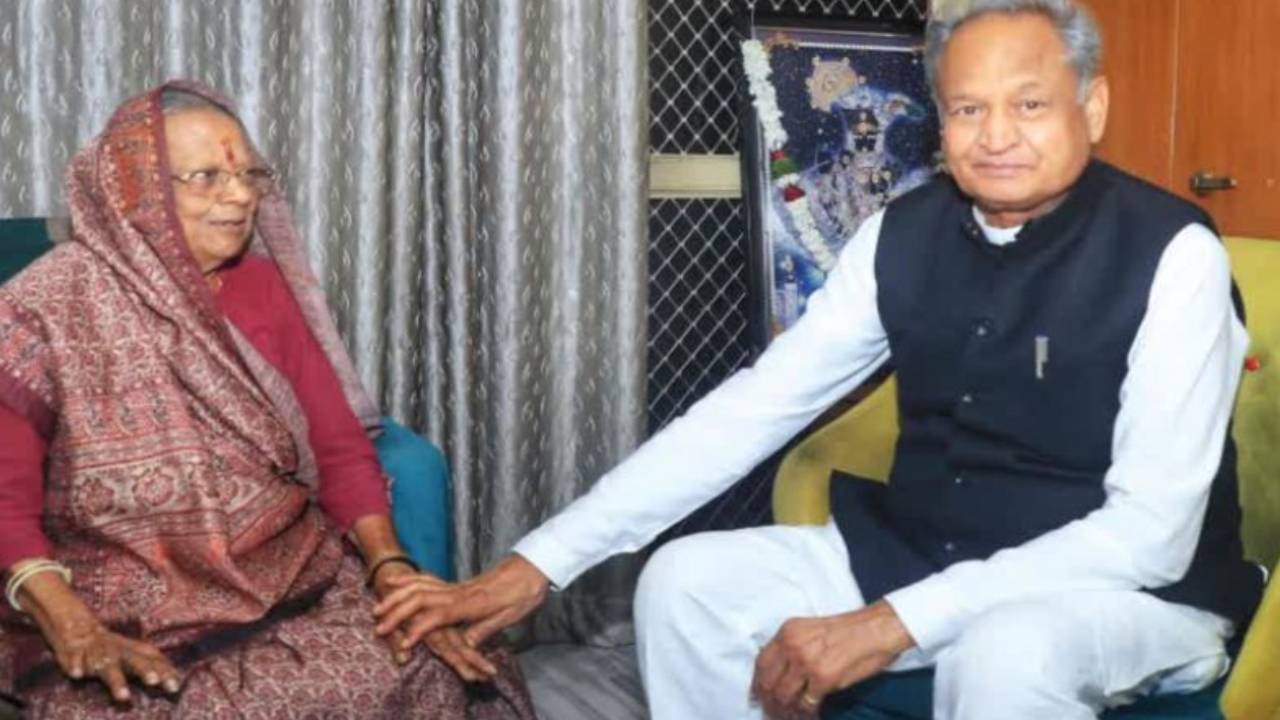 टिकट कटने से नाराज सूरसागर से बीजेपी विधायक सूर्यकांता व्यास से मिले सीएम गहलोत