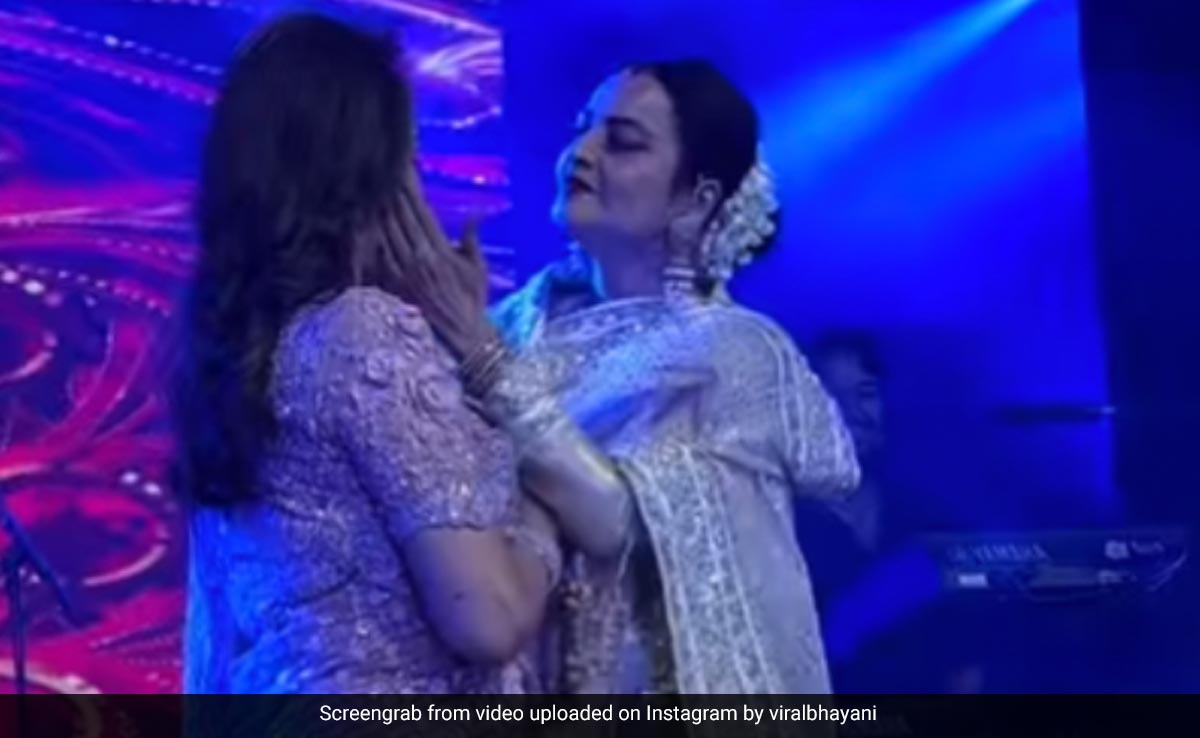 VIDEO: हेमा मालिनी के बर्थडे पर रेखा ने कुछ इस अंदाज में किया डांस, ड्रीम गर्ल की बलाई लेती दिखीं एक्ट्रेस