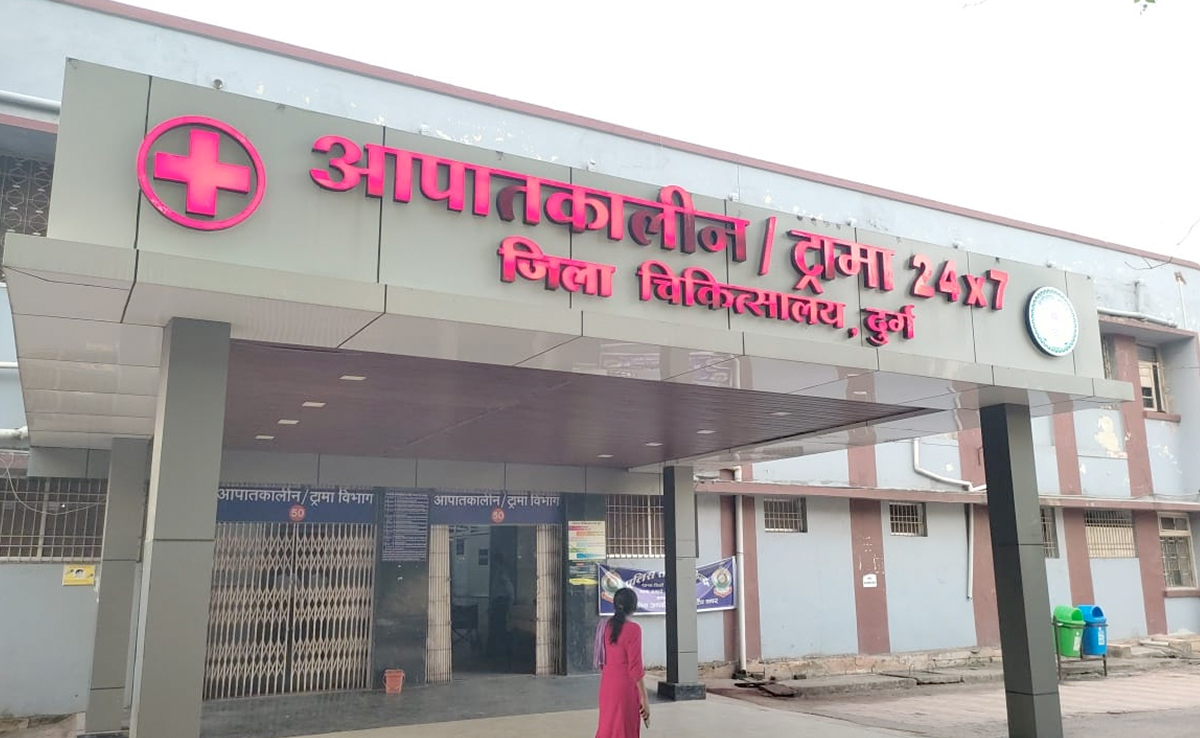 Durg: जिला अस्पताल का अमानवीय कारनामा, मरीज के हाथ-पैर बांधकर सुरक्षाकर्मियों ने परिजनों से की मारपीट