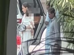 Video: दो चोटी और फ्रॉक में नजर आई रणबीर-आलिया की लाडली राहा, पहली बार दिखा चेहरा तो फैन्स बोले- मां की तरह क्यूट Video: दो चोटी और फ्रॉक में नजर आई रणबीर-आलिया की लाडली राहा, पहली बार दिखा चेहरा तो फैन्स बोले- मां की तरह क्यूट