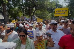 मुंबई के ईडी दफ्तर के सामने प्रदर्शन करने जा रहे AAP कार्यकर्ताओं को पुलिस ने हिरासत में लिया मुंबई के ईडी दफ्तर के सामने प्रदर्शन करने जा रहे AAP कार्यकर्ताओं को पुलिस ने हिरासत में लिया