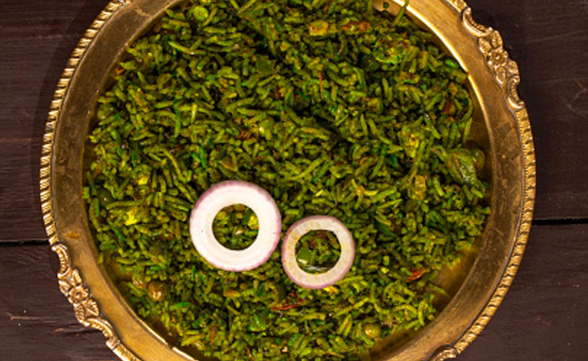 Feeling Lazy? Try This 10-Minute Lehsuni Palak Rice Recipe That's Perfect For Busy Days!