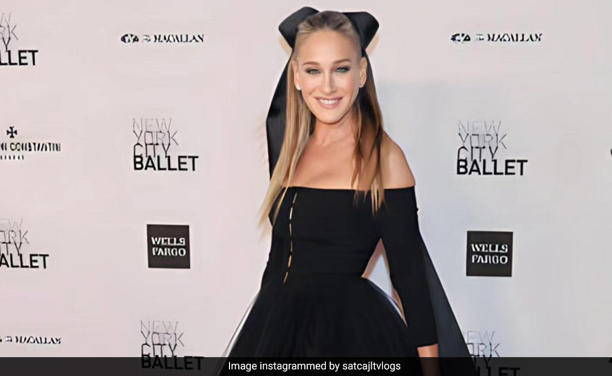 Sarah Jessica Parker In Mismatched Heels On The Red Carpet Pulls Off A Chic <i>Carrie Bradshaw</i> Moment