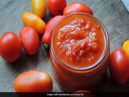 Karwa Chauth: चेहरे पर लाली आ जाएगी लाल टमाटर के फेस पैक्स लगाकर, जानिए ग्लोइंग स्किन का यह राज  Karwa Chauth: चेहरे पर लाली आ जाएगी लाल टमाटर के फेस पैक्स लगाकर, जानिए ग्लोइंग स्किन का यह राज