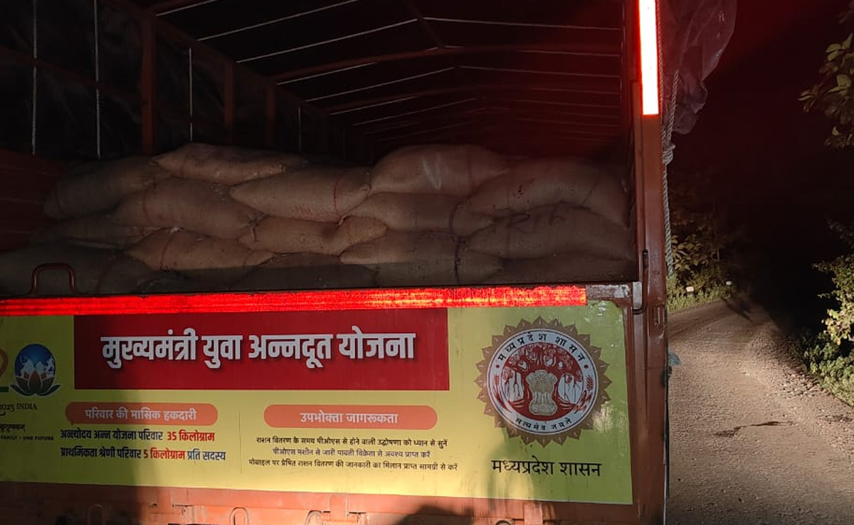 Burhanpur: राशन के अनाज की कालाबाजारी करते हुए दो वाहनो को तहसीलदार ने किया जब्त, जंगल से चल रहा था गोरखधंधा