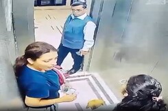 नोएडा में लिफ्ट में कुत्ते को ले जाने पर हंगामा, कैसे ख़त्म होगी लड़ाई? नोएडा में लिफ्ट में कुत्ते को ले जाने पर हंगामा, कैसे ख़त्म होगी लड़ाई?
