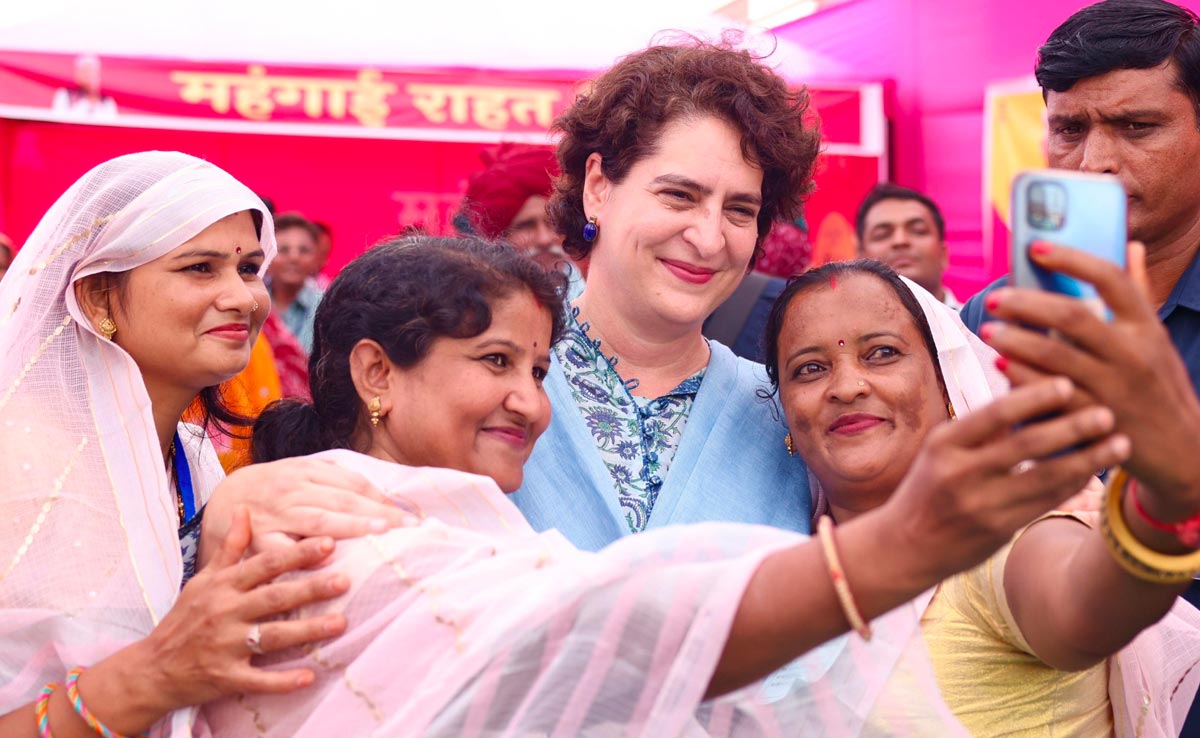 Rajasthan Election 2023: राजस्थान की महिलाओं को 'गृह लक्ष्मी गांरटी' दे सकती हैं प्रियंका गांधी! जनसभा के मंच से मिल रहे संकेत