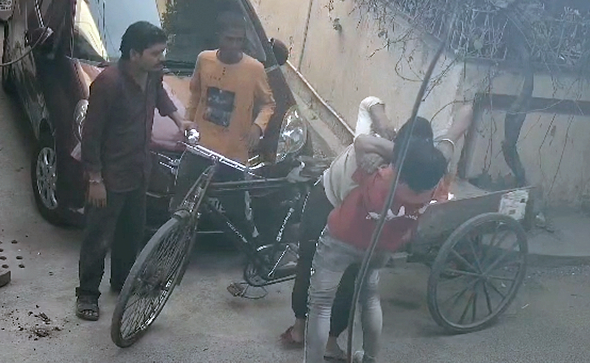 VIDEO: "कबाड़ी को सिर्फ 3200 रुपये के लिए...": दिल्‍ली में गला दबाकर लूटने का सीसीटीवी वीडियो आया सामने