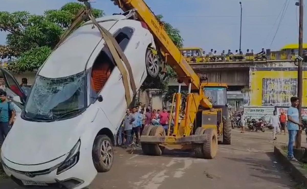रायगढ़ में हादसा : केलो नदी में गिरी तेज रफ्तार कार, चालक की मौत, महिला ने कूदकर बचाई जान