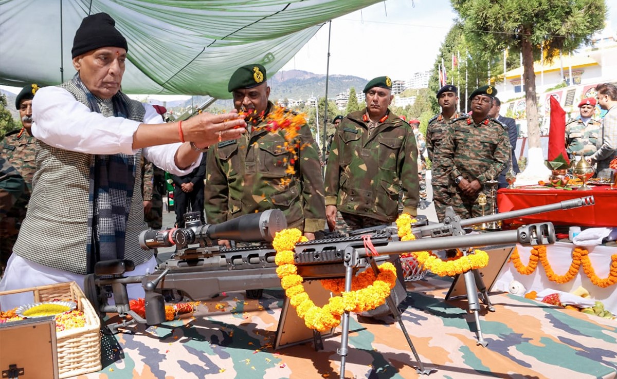 "देश को आप पर गर्व": दशहरा मनाने पहुंचे रक्षा मंत्री ने LAC पर सैनिकों में भरा जोश