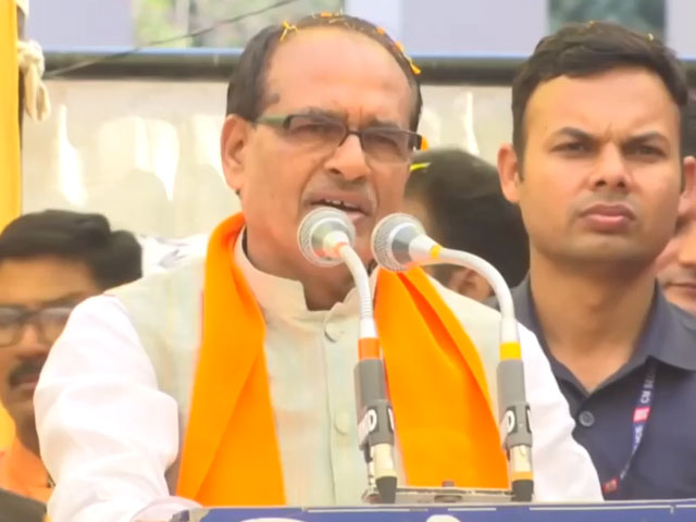 CM शिवराज ने महिला के हाथों चखा सीताफल, कांग्रेस पर कसा तंज, कहा-"15 साल में मोड़ा भओ चूम-चूम के मार दओ"