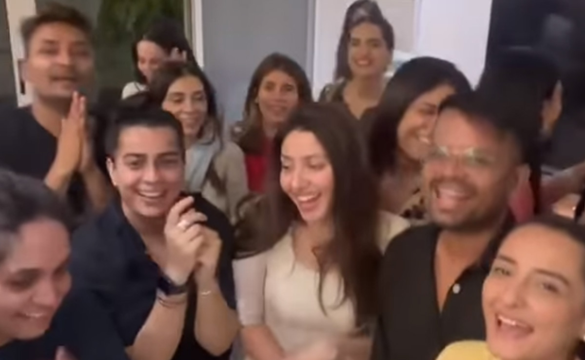 Mahira Khan And <i>Ladkiwale</i> Gang Danced To A Shah Rukh Khan Song At Wedding - "<i>Maahi(ra) Ve</i>"