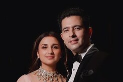 परिणीति-राघव की रिसेप्शन की तस्वीरें आई सामने, कपल पर टिक जाएंगी नजरें परिणीति-राघव की रिसेप्शन की तस्वीरें आई सामने, कपल पर टिक जाएंगी नजरें
