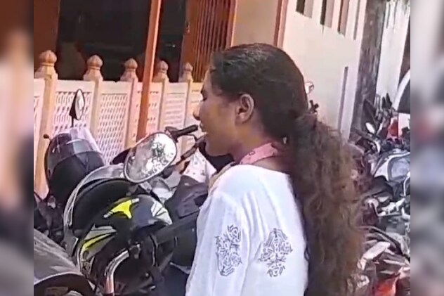 परीक्षा हॉल में न जा पाने से रोती परीक्षार्थी परीक्षा हॉल में न जा पाने से रोती परीक्षार्थी