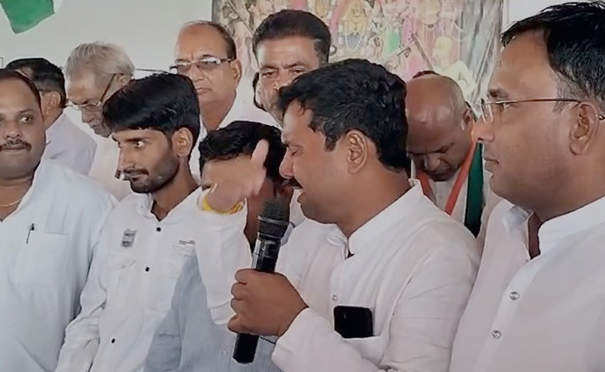 MP Elections: फूट-फूट कर रोए कांग्रेस प्रत्याशी परशुराम सिसोदिया, जानें टिकट मिलने के बाद क्यों निकले आंसू?