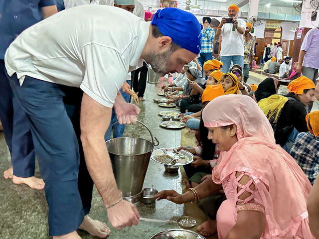 राहुल गांधी मंगलवार को गोल्डन टेंपल पहुंचे, सब्जी काटी, झूठे बर्तन धोये