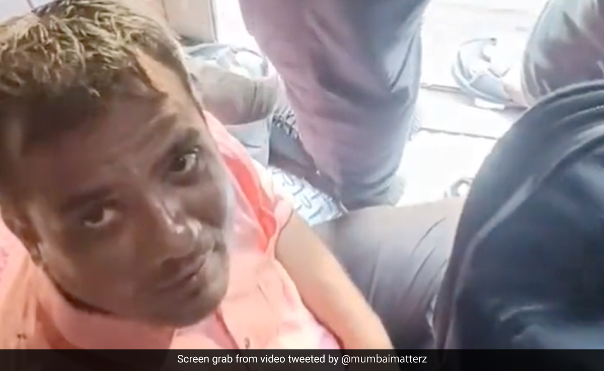 मुंबई लोकल में सफर कर रहे सह-यात्री को शख्स ने कह दिया 'अंकल', फिर मिला ऐसा जवाब, सुनकर लोग खुश हो गए