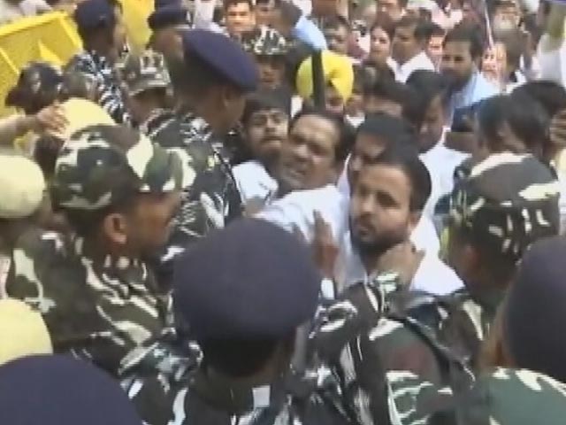 AAP कार्यकर्ताओं का विरोध प्रदर्शन, सांसद संजय सिंह की रिहाई की मांग