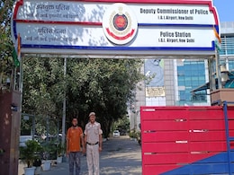 दिल्ली एयरपोर्ट पर चोरी के आरोप में सात लोडर गिरफ्तार, अब जांच के दायरे में एयरलाइन के अधिकारी दिल्ली एयरपोर्ट पर चोरी के आरोप में सात लोडर गिरफ्तार, अब जांच के दायरे में एयरलाइन के अधिकारी