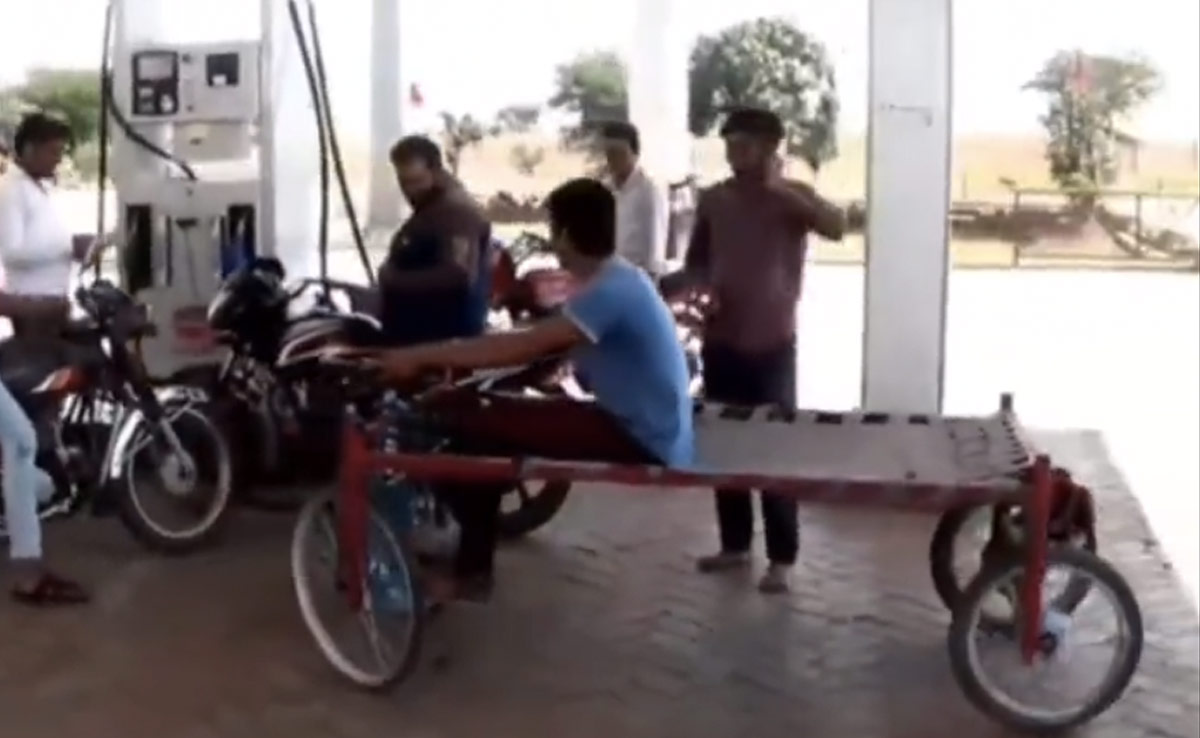 चारपाई वाली गाड़ी लेकर पेट्रोल भराने गया बच्चा, वीडियो देख लोगों ने कहा- हे भारत के वीर, प्रणाम स्वीकार करो!