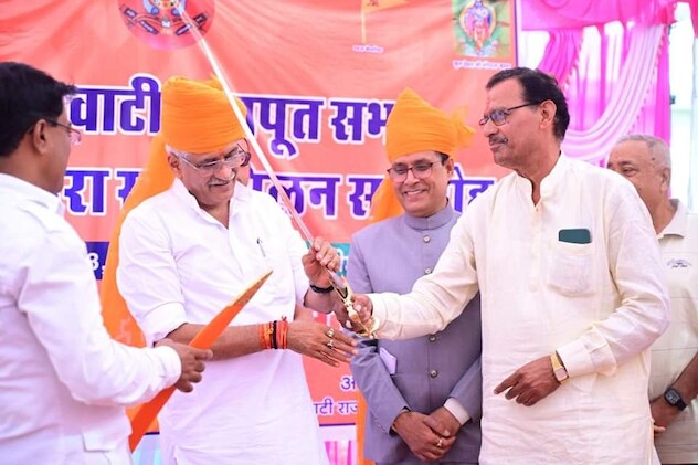 मंच पर गजेंद्र सिंह शेखावत का सम्मान करते कार्यकर्ता मंच पर गजेंद्र सिंह शेखावत का सम्मान करते कार्यकर्ता
