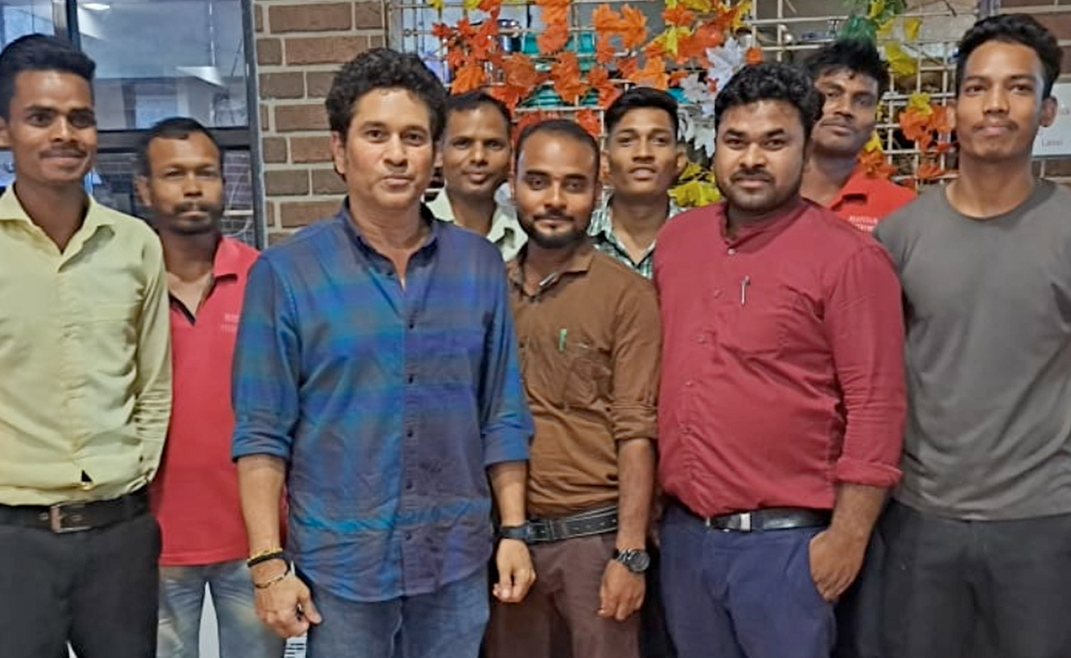 बाघों का दीदार करने कान्हा नेशनल पार्क पहुंचे सचिन, प्रशंसकों के साथ खिंचवाई तस्वीरे