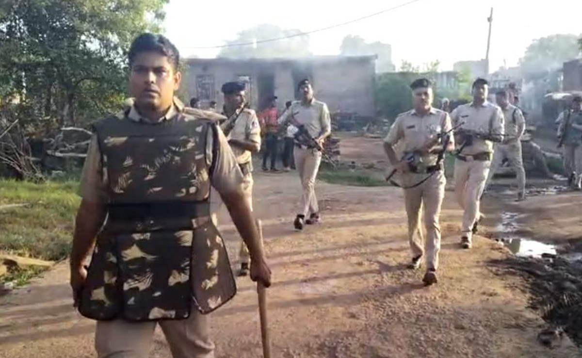 Gwalior: बन्हेरी सरपंच Vikram Rawat की हत्या के बाद, गुस्साए ग्रामीणों ने कई घरों और वाहनों में लगाई आग