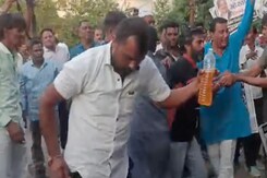 MP Election: कमलनाथ के घर के सामने बवाल नाराज समर्थकों ने खुद पर डाला डीजल MP Election: कमलनाथ के घर के सामने बवाल नाराज समर्थकों ने खुद पर डाला डीजल