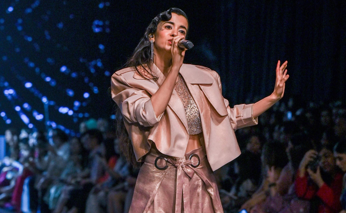 3 Standouts From Saba Azad's LFW 2023 Moment: Peach Glam, Face Glitter And Turning The Runway Into A Dance Floor
