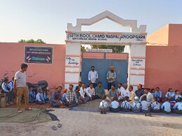 सरकारी अंग्रेजी माध्यम स्कूलों में नहीं है शिक्षक, धरने पर बैठे नाराज अभिभावक व स्टूडेंट सरकारी अंग्रेजी माध्यम स्कूलों में नहीं है शिक्षक, धरने पर बैठे नाराज अभिभावक व स्टूडेंट