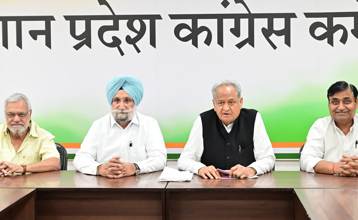 अचानक दिल्ली रवाना हुए CM गहलोत, रंधावा और डोटासरा, चुनाव के बीच बढ़ी राजस्थान की सियासी हलचल