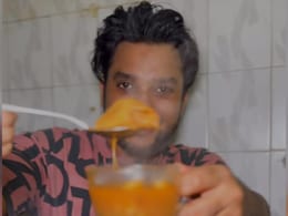 मोमोज को चाय में डुबाया फिर मिलाई चटनी और बना दी 'मोमोज चाय', लोगों ने कहा- नरक में जाओगे तुम मोमोज को चाय में डुबाया फिर मिलाई चटनी और बना दी 'मोमोज चाय', लोगों ने कहा- नरक में जाओगे तुम