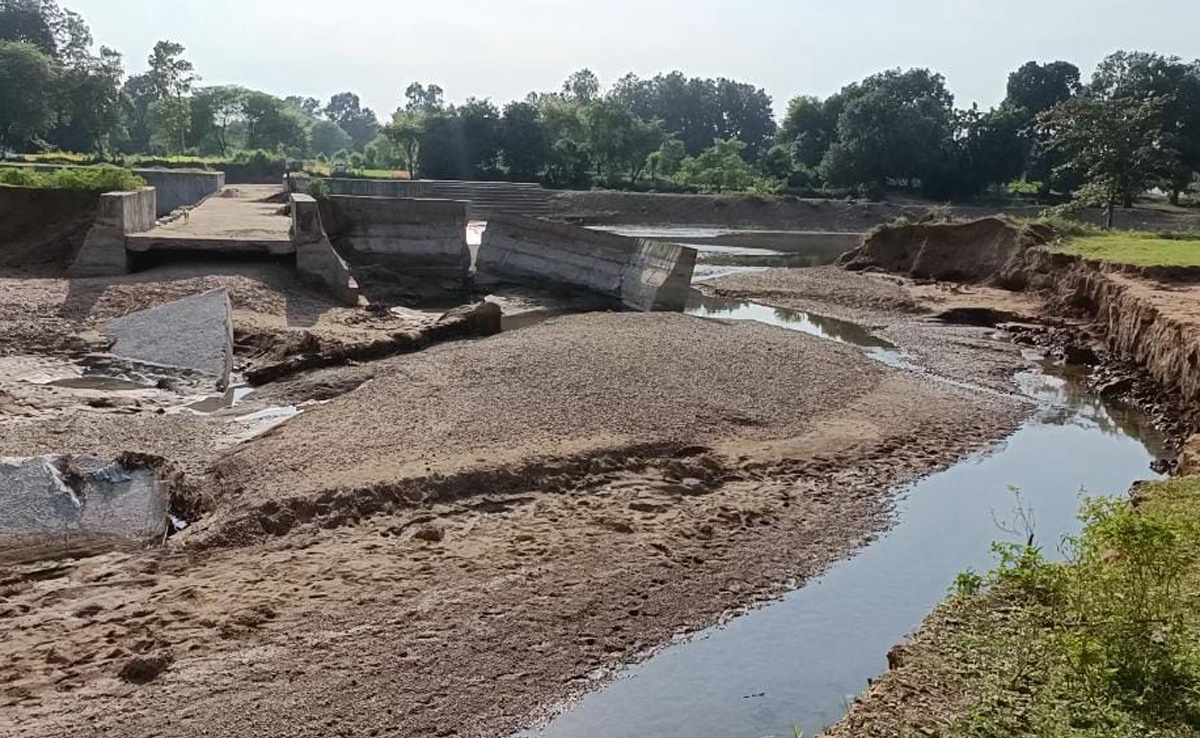 Kabirdham: भ्रष्टाचार की भेंट चढ़ा 3 करोड़ की लागत से बना एनीकट, एक साल के भीतर ही रेत के टीले की तरह ढहा