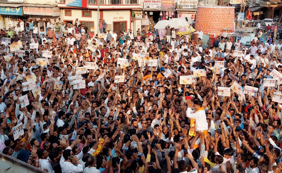 भाजपा में थम नहीं रहा बवाल, सड़कों पर उमड़ा जनसैलाब, कई शहरों में प्रदर्शन, दफ्तर में तोड़फोड़