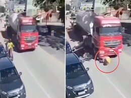 चलती बाइक से उछलकर ट्रक नीचे आ गया शख्स, आगे जो हुआ वो किसी चमत्कार से कम नहीं चलती बाइक से उछलकर ट्रक नीचे आ गया शख्स, आगे जो हुआ वो किसी चमत्कार से कम नहीं
