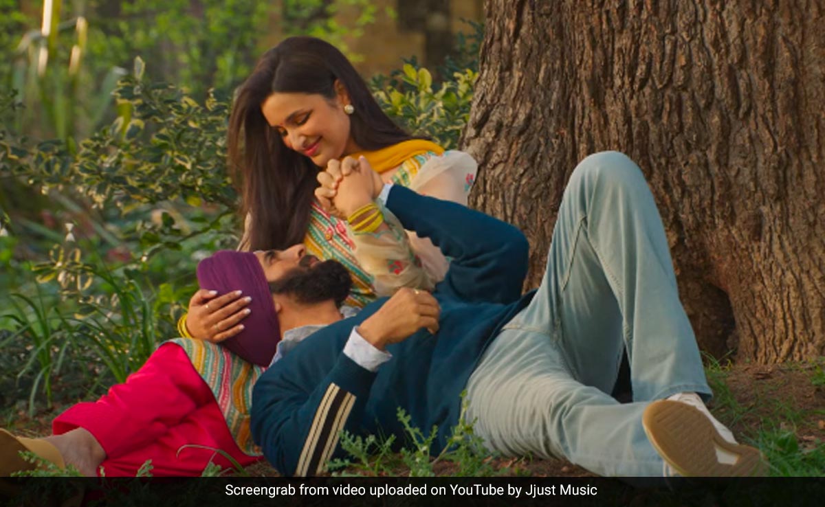 <i>Mission Raniganj</i> Song <i>Keemti</i>: Akshay Kumar And Parineeti Chopra's Old School Romance