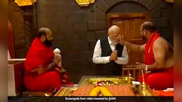 PM मोदी के जिस लिफाफे पर प्रियंका गांधी उठा रही हैं सवाल, पुजारी ने बताई उसकी कहानी