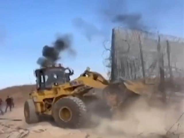 Video: फिलिस्तीनी सेना ने बॉर्डर पर हटाई कंटीले तारों की बाड़