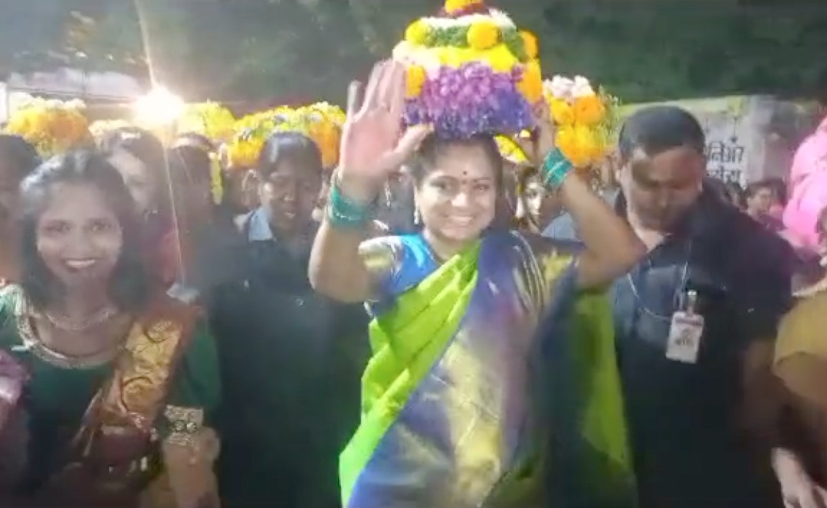 तेलंगाना की BRS विधायक के कविता सोलापुर में तेलुगू सांस्कृतिक कार्यक्रम में शामिल हुईं