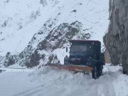Snowfall In Kashmir Signals Early Winter In The Valley Snowfall In Kashmir Signals Early Winter In The Valley
