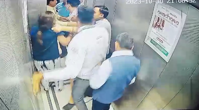 Viral Video: लिफ्ट में कुत्ता ले जाने पर घमासान, नहीं मानी महिला तो रिटायर्ड IAS ने जड़ा थप्पड़ Viral Video: लिफ्ट में कुत्ता ले जाने पर घमासान, नहीं मानी महिला तो रिटायर्ड IAS ने जड़ा थप्पड़