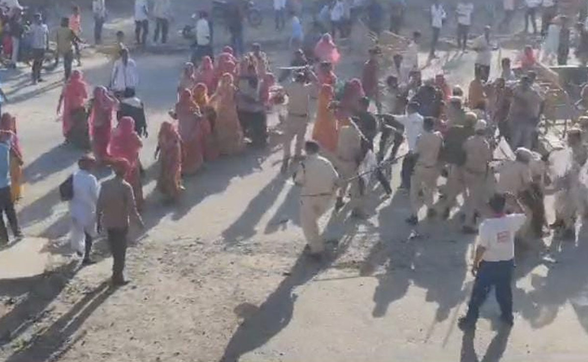 राजसमंद में भीड़ का थाने पर हमला, SHO घायल; पुलिस ने लाठीचार्ज कर लोगों को खदेड़ा, हवाई फायरिंग भी की