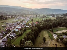 पेड़ पर बने घर, पत्थर के रास्ते और ज़िप लाइन के साथ रोमानिया में बिक रहा है ये पूरा गांव... कीमत कर देगी हैरान पेड़ पर बने घर, पत्थर के रास्ते और ज़िप लाइन के साथ रोमानिया में बिक रहा है ये पूरा गांव... कीमत कर देगी हैरान